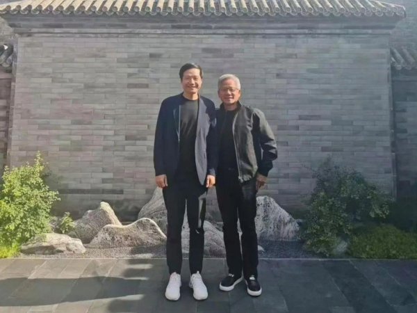 钻石配资 大热天穿皮衣露天与雷军合影？黄仁勋年内第三次来华，现身北京！