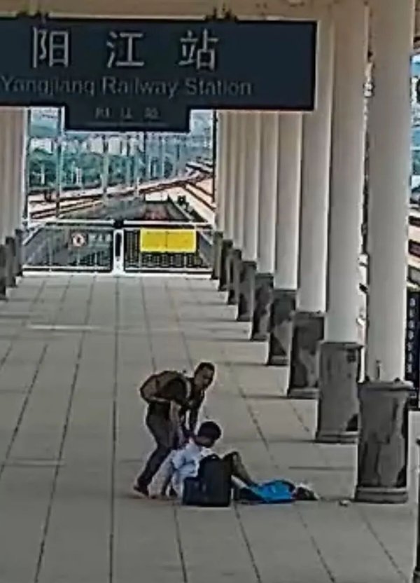 兴旺国际投资 赞！大学生晕厥，阳江狱警果断伸出援手→